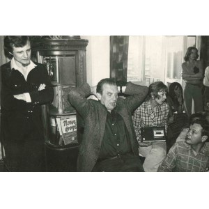 [fotografia] Czesław Miłosz (1911-2004) z dziennikarką Janiną Jankowską (ur. 1939) w gronie słuchaczy. Fot. Anna Brzezińska-Skarżyńska