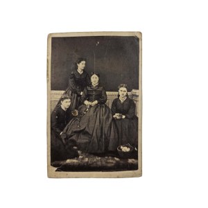 Fotografia kartonikowa XIX wiek, widoczne: Wanda Graff Żniniewicz [1840-1886], Bronisława Rychlińska-Speichert [1848-1925], Olga Bytkowska-Brylińska [1849-1874], Malwina Zborowska-Brylińska [zm. 1878]