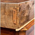 Walnut chest of drawers with figurative inlays - Piedmont, 18th century