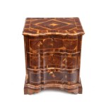 Chest of drawers with a carved top - Northern Italy, 18th century