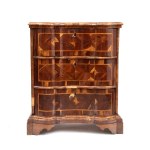 Chest of drawers with a carved top - Northern Italy, 18th century