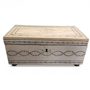 Ivory box - England, 19th century