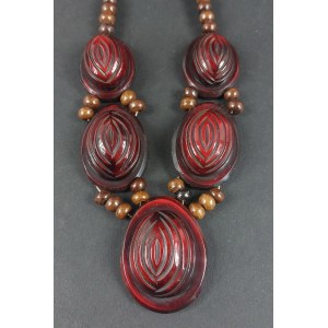 Retro necklace. Bakelite?