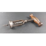 Un vieux tire-bouchon robuste avec un manche en bois