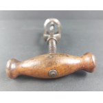 Un vieux tire-bouchon robuste avec un manche en bois