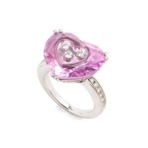 CHOPARD, kolekcja Happy Diamonds, pierścionek w kształcie serca ze złota, diamentów i szkła