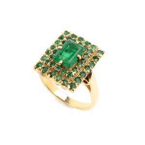 Emerald gold ring