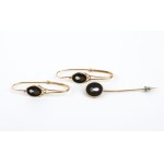 Yellow gold brooch and earring set with semi-precious stone inlays early 20th century