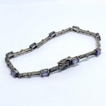 Fin bracelet en argent orné d'améthystes naturelles