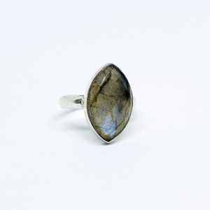 Bague en argent avec un gros labradorite