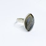 Bague en argent avec un gros labradorite