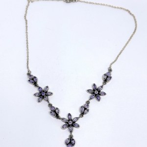 Silberne Halskette im floralen Stil mit natürlichen Amethysten