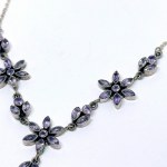Silberne Halskette im floralen Stil mit natürlichen Amethysten