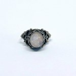 Stříbrný prsten ve vintage stylu s přírodním měsíčním kamenem