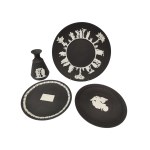Set of 5 black Wedgwood plates