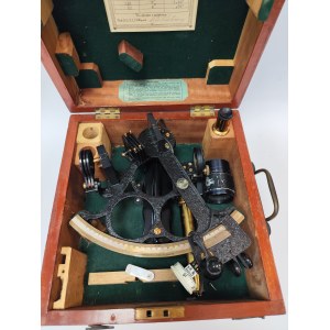 Námořní sextant „Henry Hughes &amp; Son LTD“, Londýn 1945, v původní krabici s visačkou a příslušenstvím
