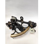Námořní sextant „Henry Hughes &amp; Son LTD“, Londýn 1945, v původní krabici s visačkou a příslušenstvím