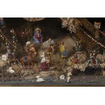 Ein mitteleuropäisches Krippendiorama – regionale Volkskunst in einer verglasten Vitrine