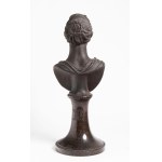 Busto di una giovane donna, pietra ricostruita, XX secolo