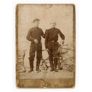 Białystok, żołnierze w mundurach i czapkach, fot. A. M. Bartman (094)