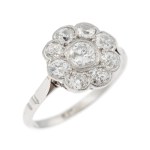 A daisy-shaped ring, early 20th century