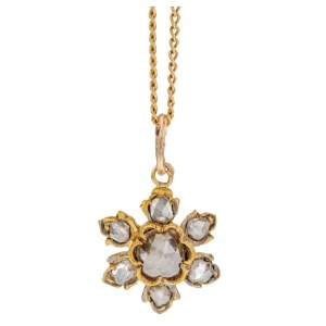 Pendentif à motif floral avec chaîne, Hongrie (poinçon conventionnel), XIXe/XXe siècle.