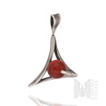 Silver (0.925) - Triangular Pendant with a Wooden Bead - Gmerk MS