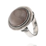 Silver (0.925) - A Striking Ring with a Cabochon-Cut Stone