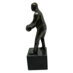 Figur eines Mannes, der Bowling spielt