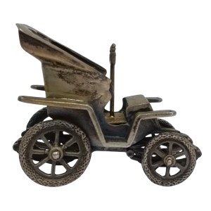 Srebrna replika pierwszego modelu Fiata 4 HP