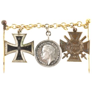 SET OF MINIATURES ON A CHAIN