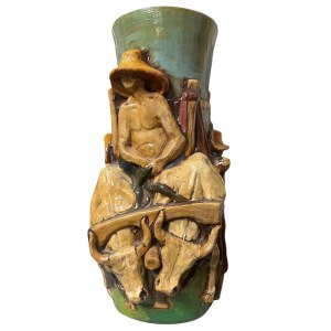 Grand vase monumental en céramique polychrome en relief représentant une scène rurale, 50 cm