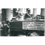 WARSAW. A mobile food distribution point set up by the Soviet Army, 1945.