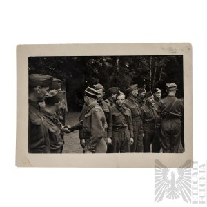 PSZnZ Skupinová fotografie polských vojáků – čepice s rohy, generál a major
