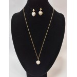 375/9K gold heart-shaped set with 0.24 Ct diamonds (3x0.08 Ct)
