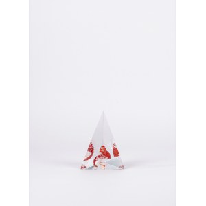Pyramide en verre présentant des inclusions de filaments blancs et rouges