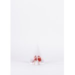 Pyramide en verre présentant des inclusions de filaments blancs et rouges