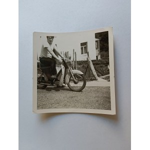 ZDJĘCIE MĘŻCZYZNA NA MOTORZE 1971 R, MOTOR MOTOCYKL
