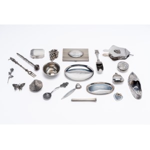 Lot of twenty small objects, 20th century