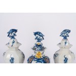 Lot consisting of two trumpet vases and three majolica potiches, made in Delft, 19th century