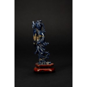 Geschnitzte Skulptur aus Lapislazuli, die eine Guanyin darstellt, China, 20. Jahrhundert