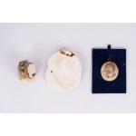 Lot consisting of three small plaster sculptures