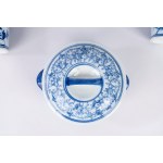 Lot consisting of three flasks and a bowl with a lid, made of white and blue porcelain