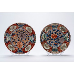 Pair of Imari plates, Japan, Meiji period, 19th century