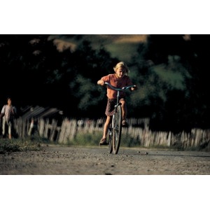 Chris Niedenthal, Mała dziewczynka na dużym rowerze. Podhale, lata 70