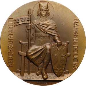 Šejnost J. - 1929 - Il millenario di San Venceslao e il completamento della cattedrale di San Vito. - San Venceslao in trono in primo piano, ai lati in verticale la scritta «NEDEJ ZAHYNOUTI NÁM I BUDOUCÍM», in basso nella sezione la sigla «ŠEJNOST» / vedu