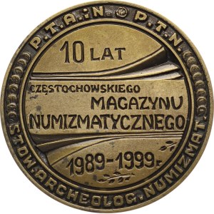 Polonia, PTAiN, sede di Częstochowa. - 10 anni della rivista numismatica 1989-1999. - Iscrizione su 5 righe, descrizione / brocca storica, moneta e stemma, nomi dei redattori fondatori. - bronzo, 80 mm