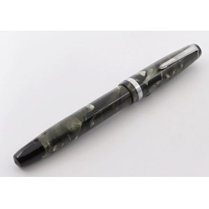 Collectible Pens - PARKER - Fountain Pen - Challenger. Body made of...