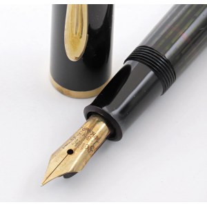 Stylos de collection - PELIKAN - Stylo plume - M400. Corps et capuchon...