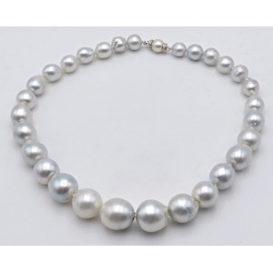 Jewelry - String of South Sea cultured pearls, 1 mm in diameter...